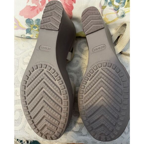 Crocs Women’s 9 Leigh II Cross Ankle Strap Wedge Sandals Beige Canvas 204950 NEW - Picture 6 of 11